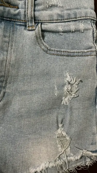 Shorts de mezclilla desgastados para mujer - miniatura 3
