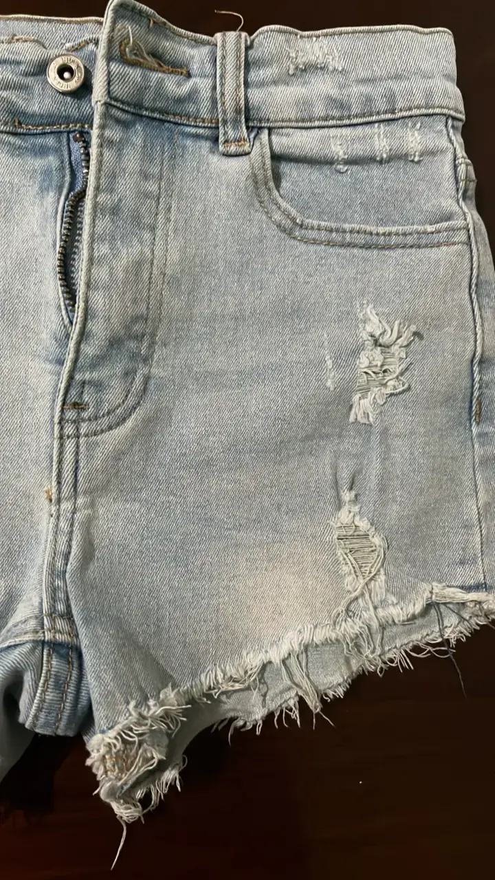 Shorts de mezclilla desgastados para mujer - 4
