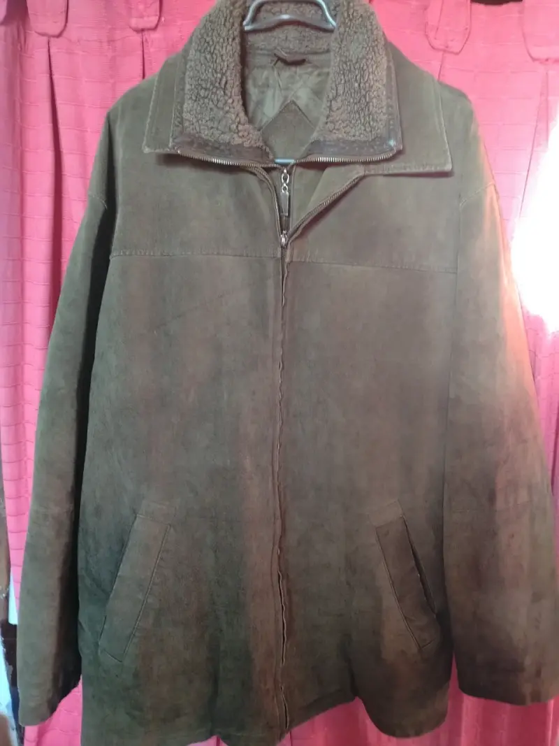 Chaqueta de gamuza marrón con forro de lana