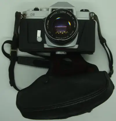 Cámara analógica vintage con funda - miniatura 1