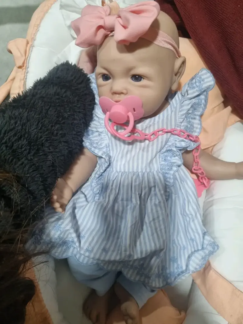 Muñeca bebé reborn silicona  con chupete y vestido - 2