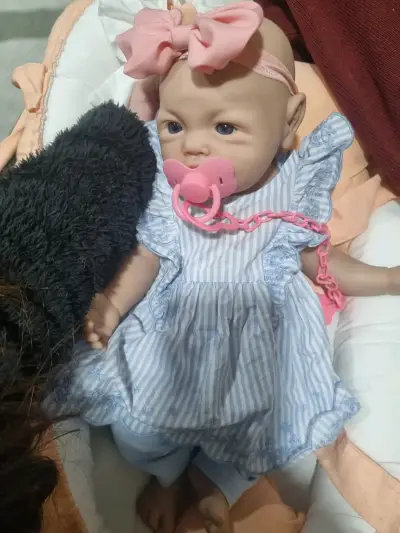 Muñeca bebé reborn silicona  con chupete y vestido - miniatura 2