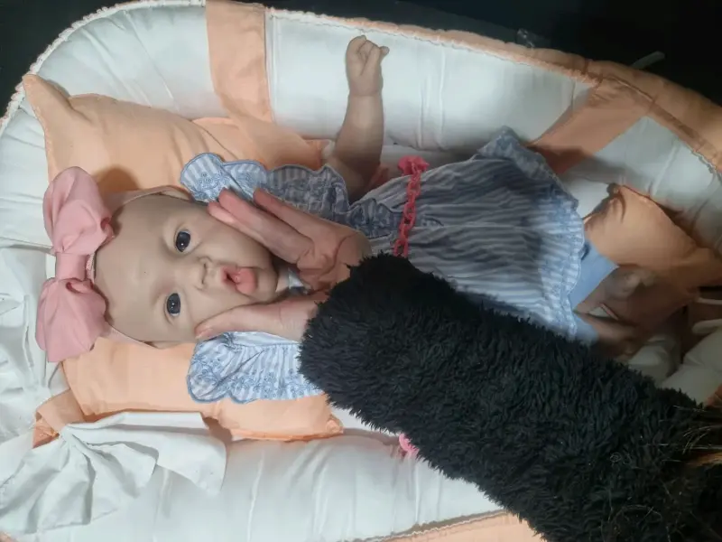 Muñeca bebé reborn silicona  con chupete y vestido - 3