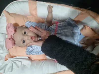Muñeca bebé reborn silicona  con chupete y vestido - miniatura 3