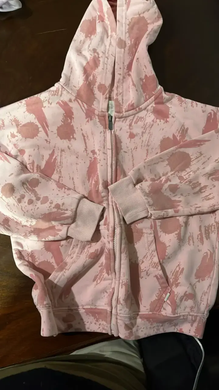 Polerón rosado con capucha y diseño de manchas - 1