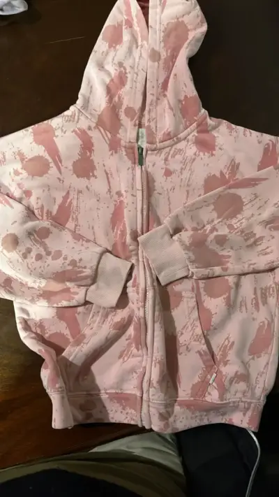 Polerón rosado con capucha y diseño de manchas - miniatura 1