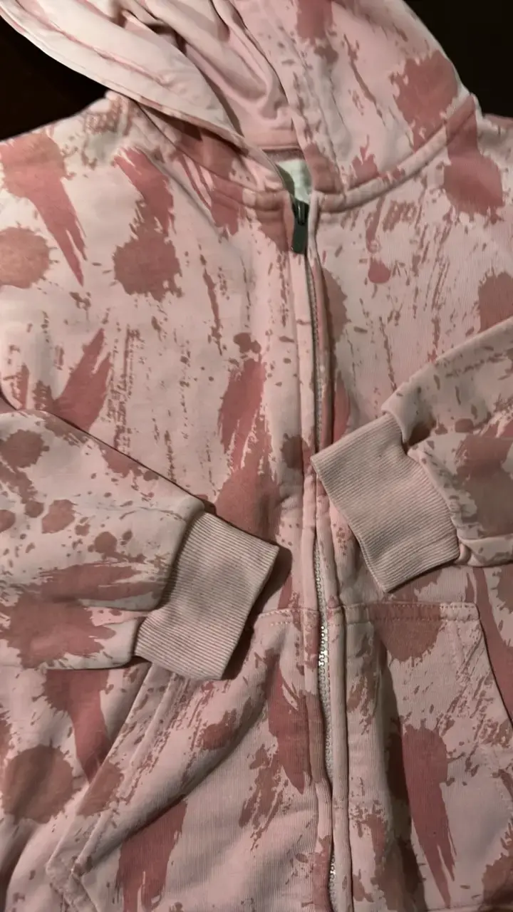 Polerón rosado con capucha y diseño de manchas - 2