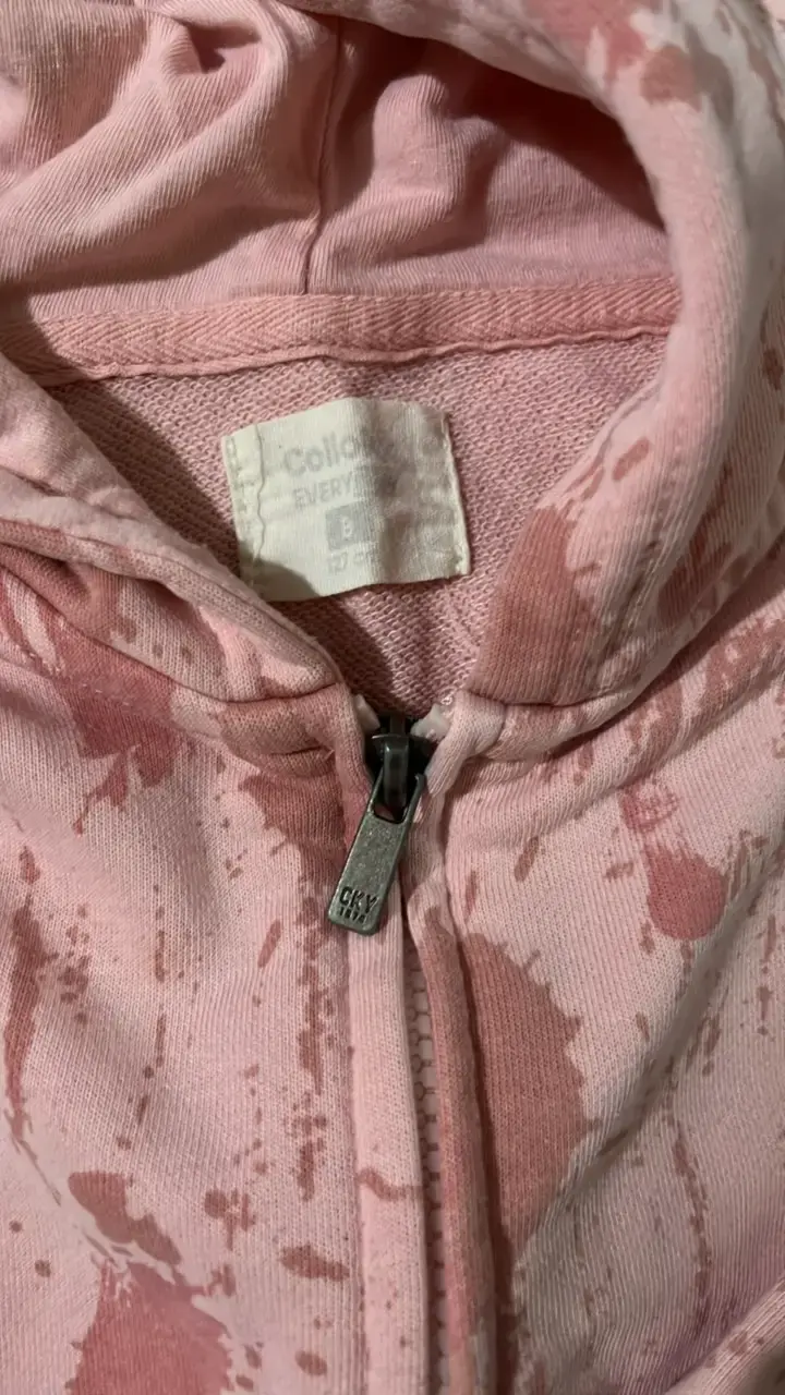 Polerón rosado con capucha y diseño de manchas - 3