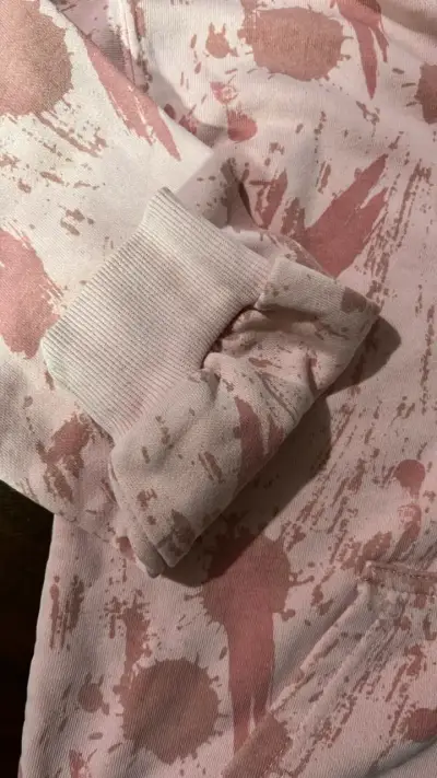 Polerón rosado con capucha y diseño de manchas - miniatura 4