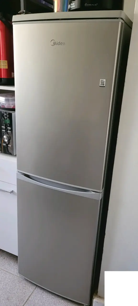 Refrigerador Midea de dos puertas en buen estado - 1