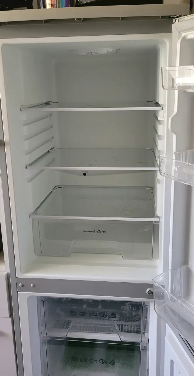 Refrigerador Midea de dos puertas en buen estado - 2