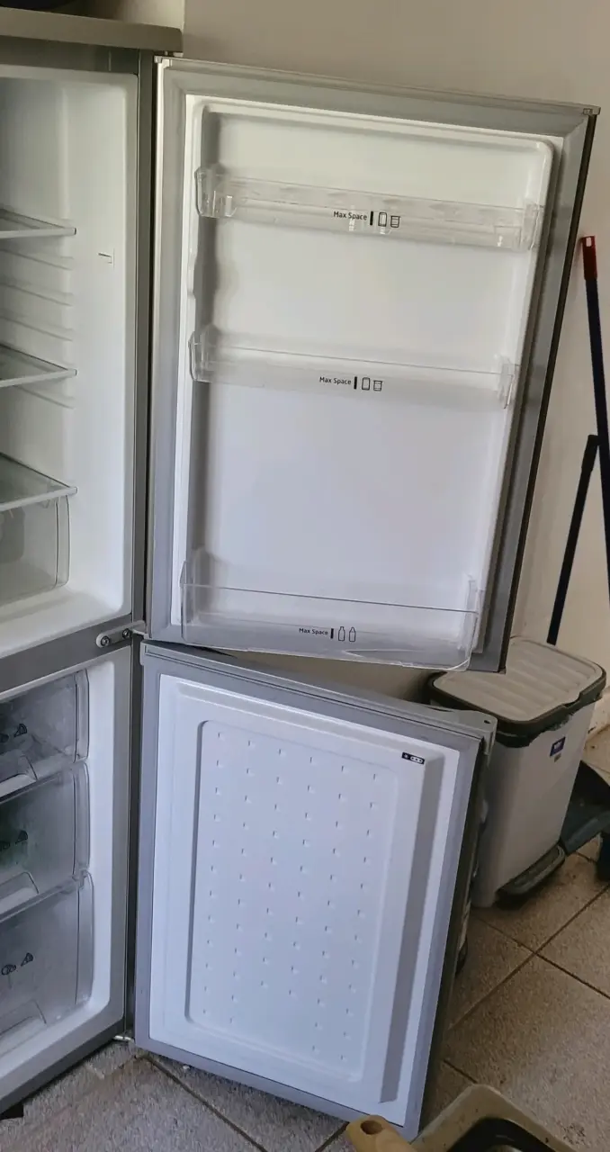 Refrigerador Midea de dos puertas en buen estado - 3