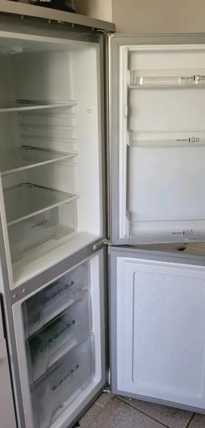 Refrigerador Midea de dos puertas en buen estado - miniatura 4