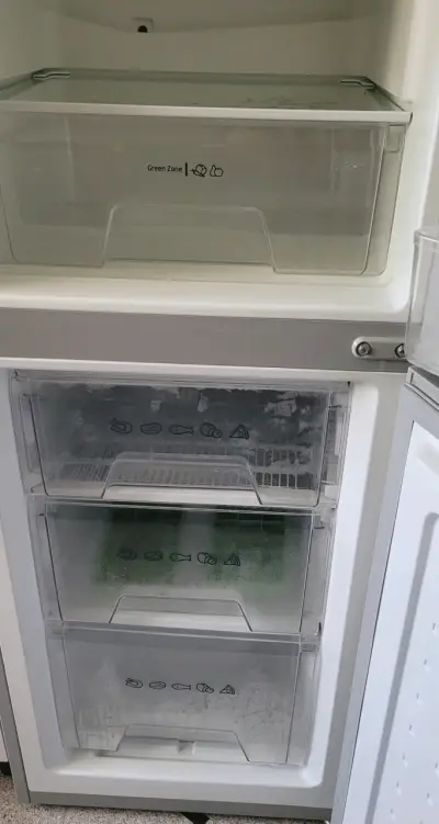 Refrigerador Midea de dos puertas en buen estado - miniatura 5