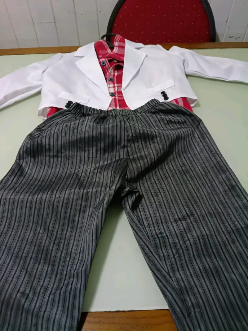 Conjunto de niño con blazer blanco y camisa a cuadros - 1