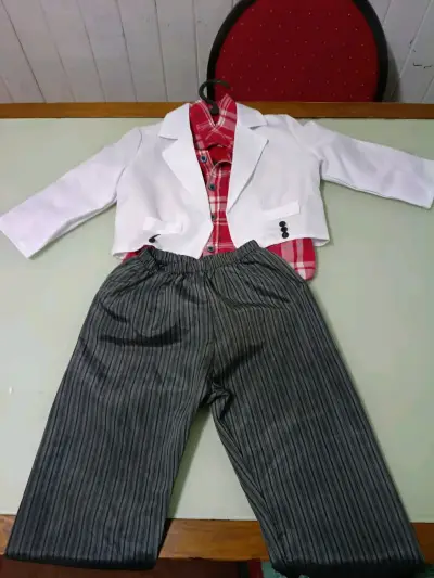 Conjunto de niño con blazer blanco y camisa a cuadros - miniatura 2