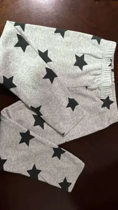 Pantalones grises con estrellas negras para niños - miniatura 1