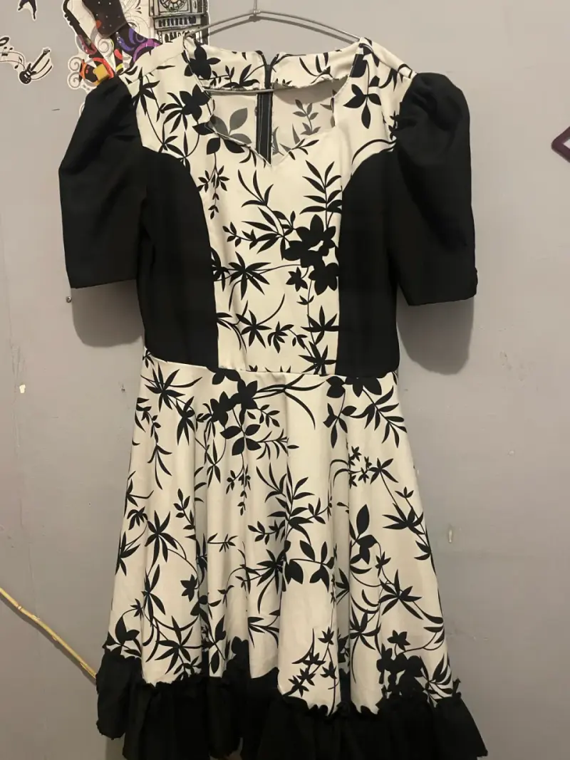 Vestido floral blanco y negro con mangas abullonadas - 1