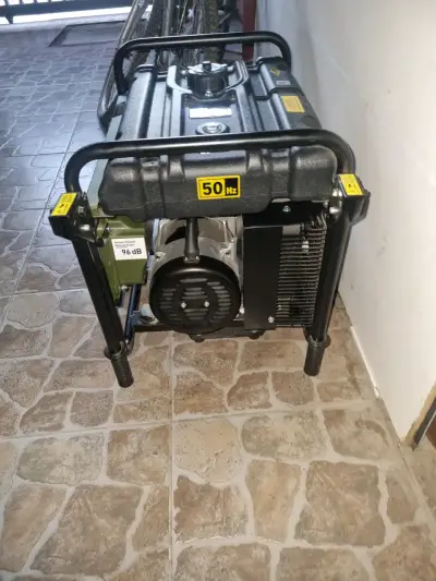 Generador a gasolina Bauker GG3400 en buen estado - miniatura 3