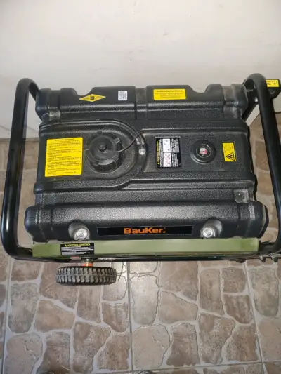 Generador a gasolina Bauker GG3400 en buen estado - miniatura 4