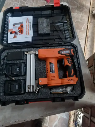 Pistola de clavos inalámbrica LERNEN con estuche - miniatura 2