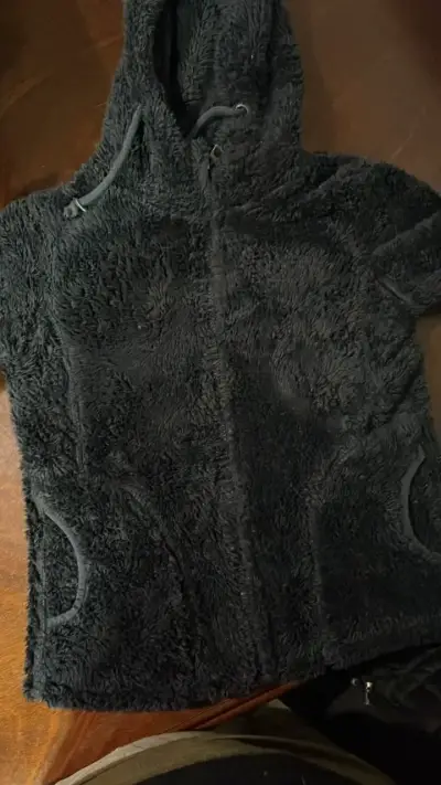 Chaqueta de polar  negra con capucha para niña - miniatura 1