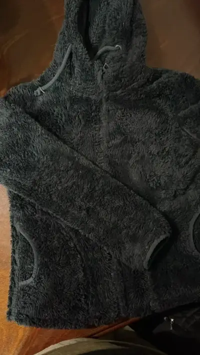 Chaqueta de polar  negra con capucha para niña - miniatura 2