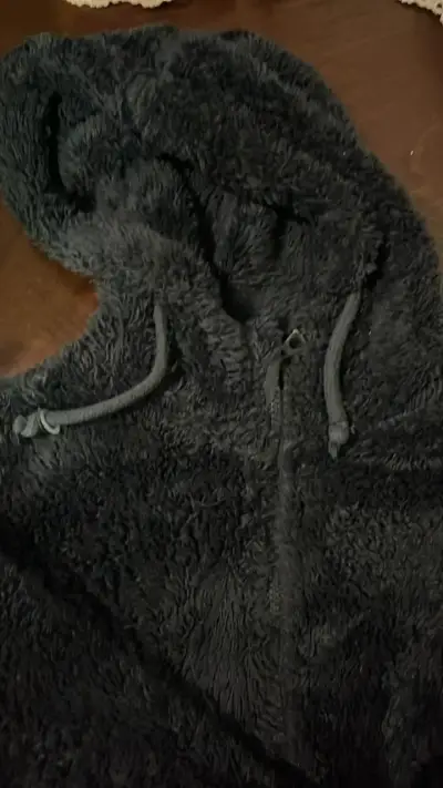 Chaqueta de polar  negra con capucha para niña - miniatura 3