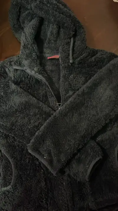 Chaqueta de polar  negra con capucha para niña - miniatura 5