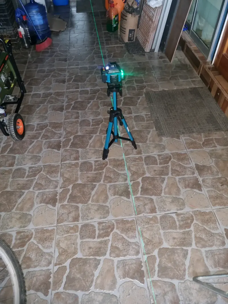 Nivel láser recargable con trípode y línea verde - 2
