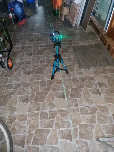 Nivel láser recargable con trípode y línea verde - miniatura 2