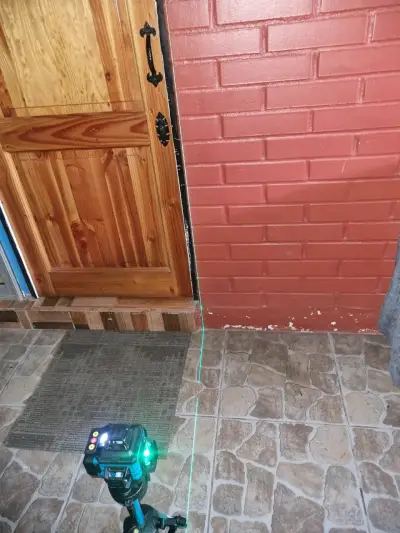 Nivel láser recargable con trípode y línea verde - miniatura 3