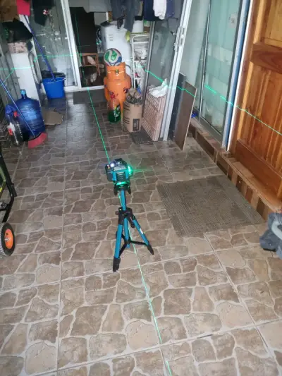 Nivel láser recargable con trípode y línea verde - miniatura 4