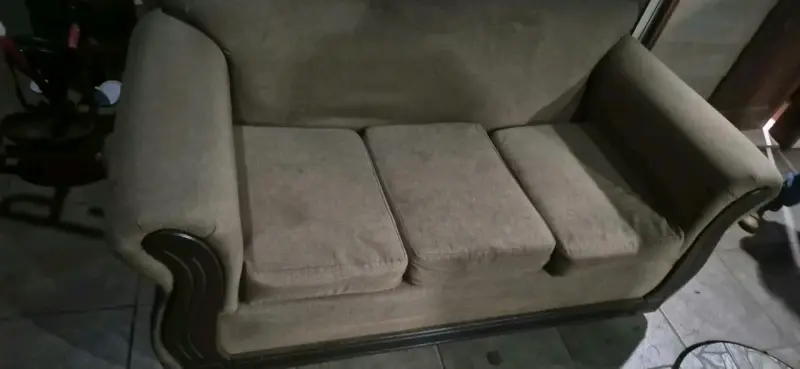 Sofá de tela beige con brazos de madera - 1