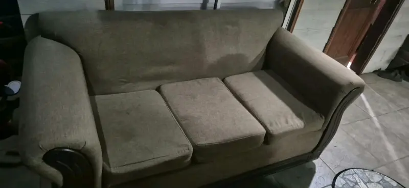 Sofá de tela beige con brazos de madera - 2