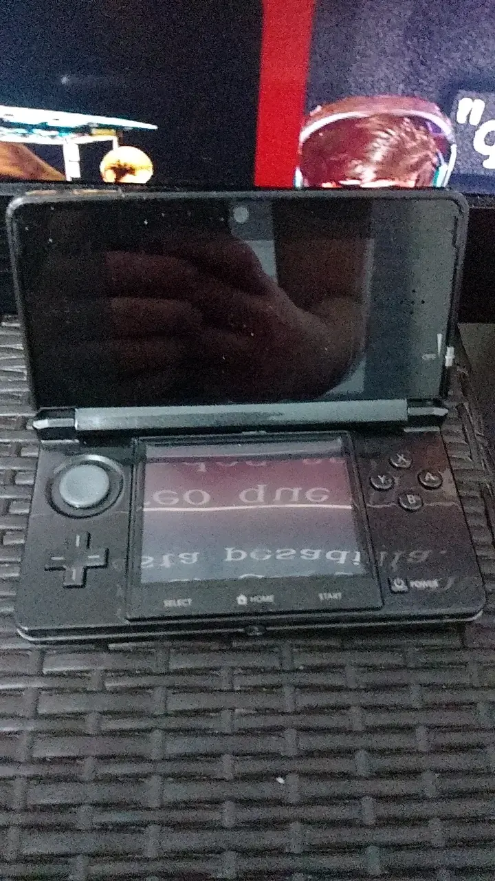 Consola 3DS con pantalla dañada - 1