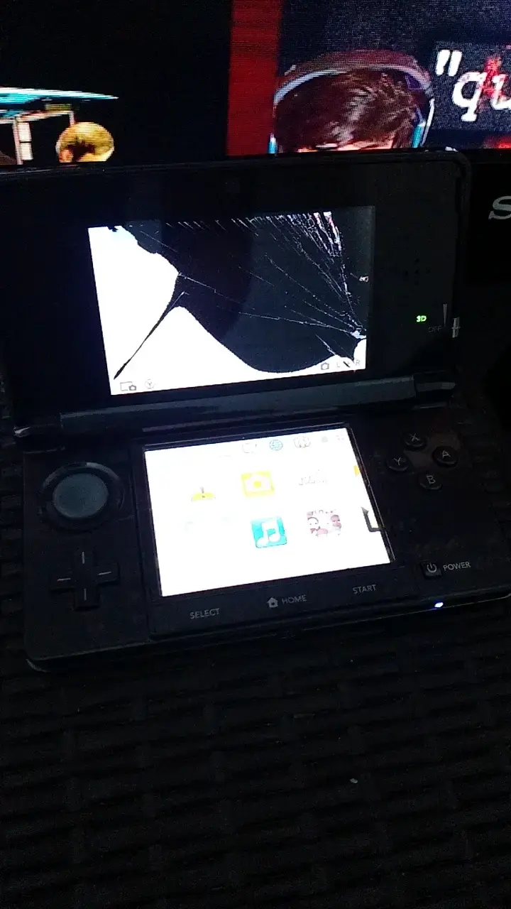 Consola 3DS con pantalla dañada - 2