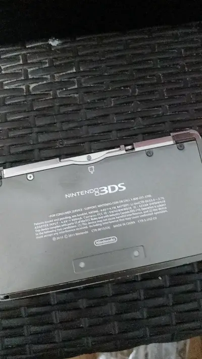 Consola 3DS con pantalla dañada - miniatura 4