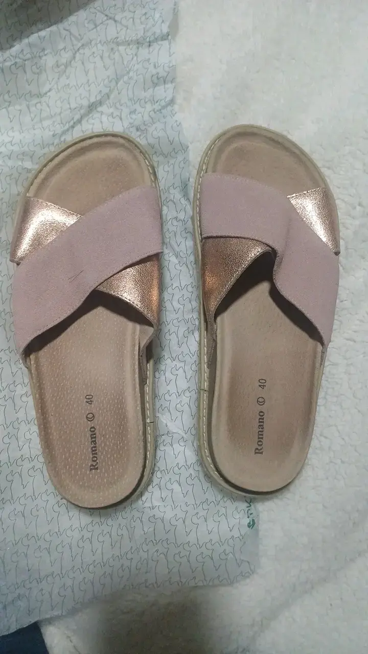 Sandalias planas Romano doradas y rosadas - 1