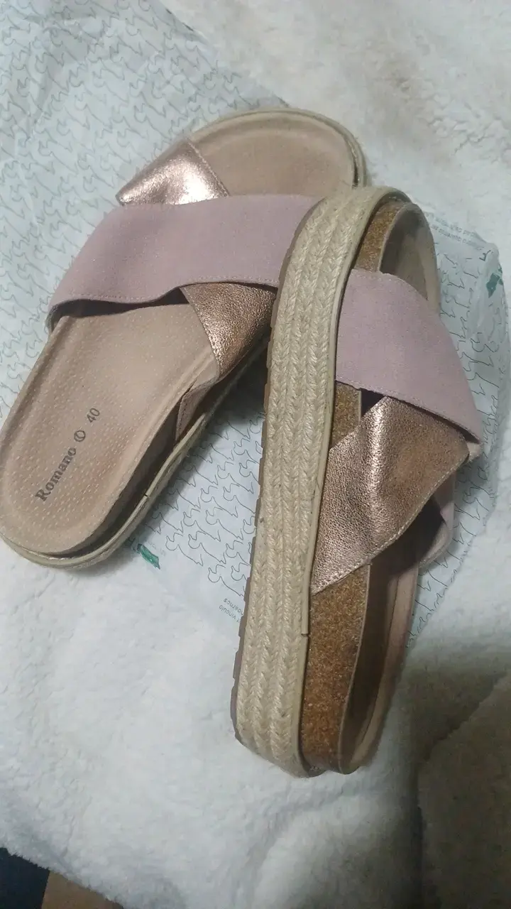 Sandalias planas Romano doradas y rosadas - 3