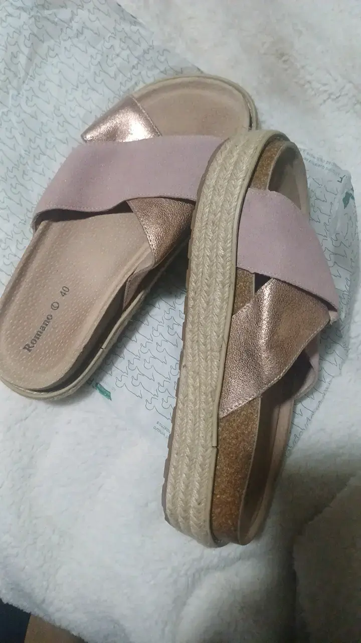 Sandalias planas Romano doradas y rosadas - 4