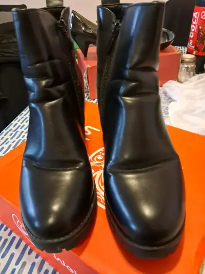 Botines de cuero negro con cierre lateral - miniatura 1