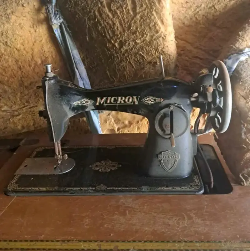 Máquina de coser antigua Micron con pedal - 1