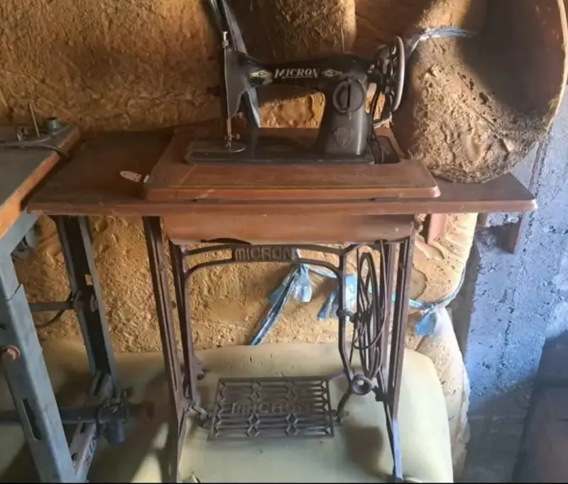 Máquina de coser antigua Micron con pedal - 2