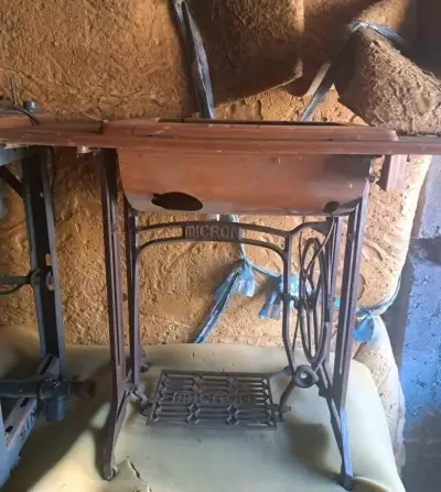 Máquina de coser antigua Micron con pedal - miniatura 3