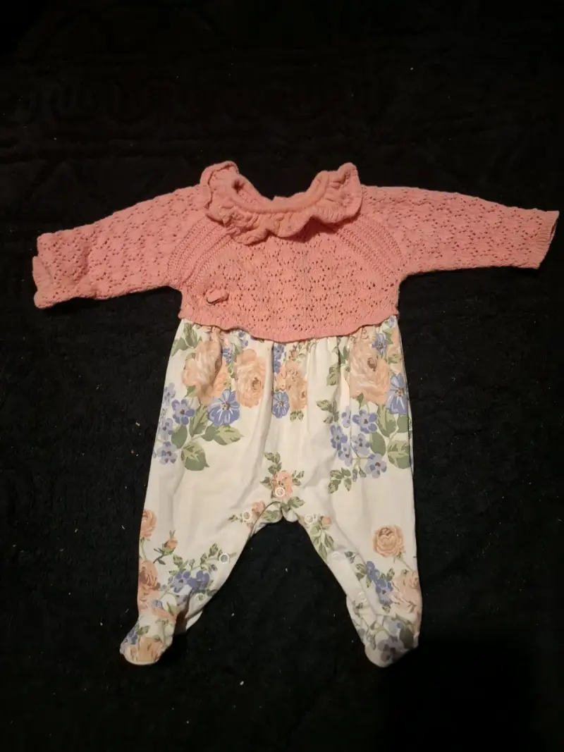 Conjunto de ropa para bebé con diseño floral y tejido - 1