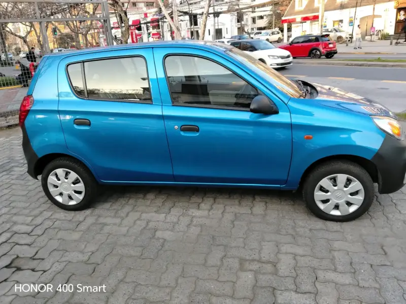 Auto compacto Suzuki azul en buen estado - 1