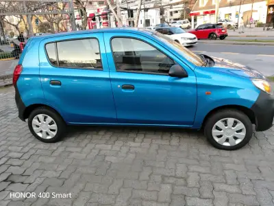 Auto compacto Suzuki azul en buen estado - miniatura 1