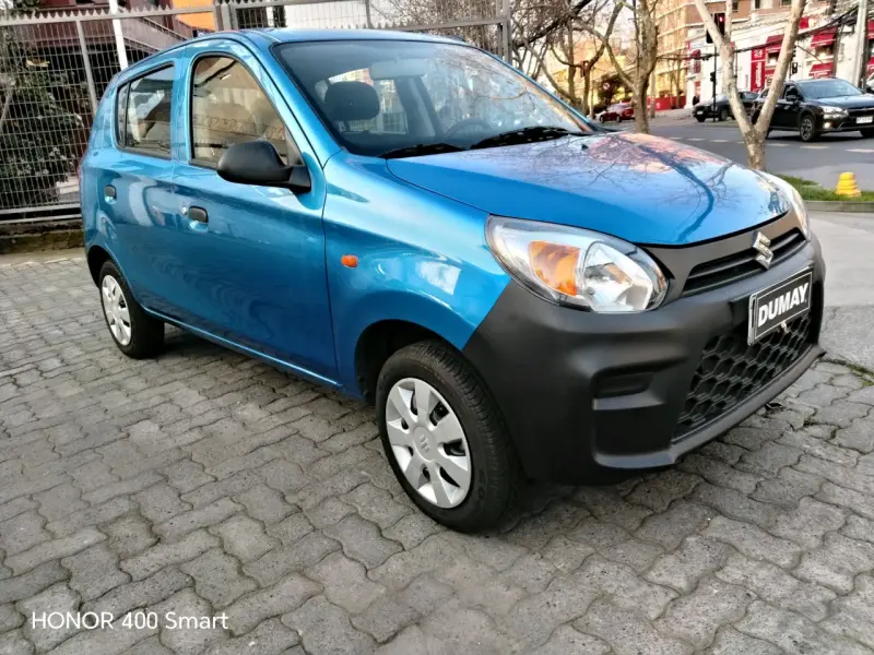Auto compacto Suzuki azul en buen estado - 3