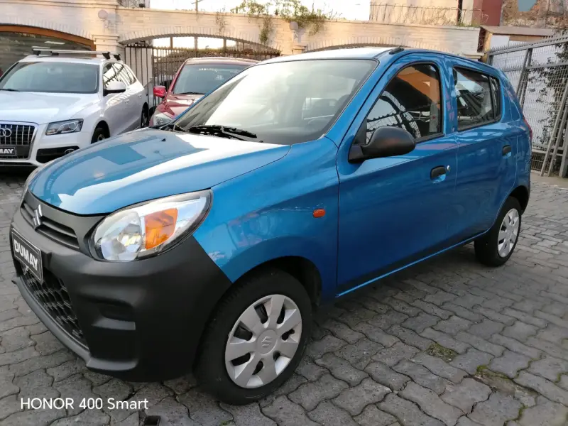 Auto compacto Suzuki azul en buen estado - 4